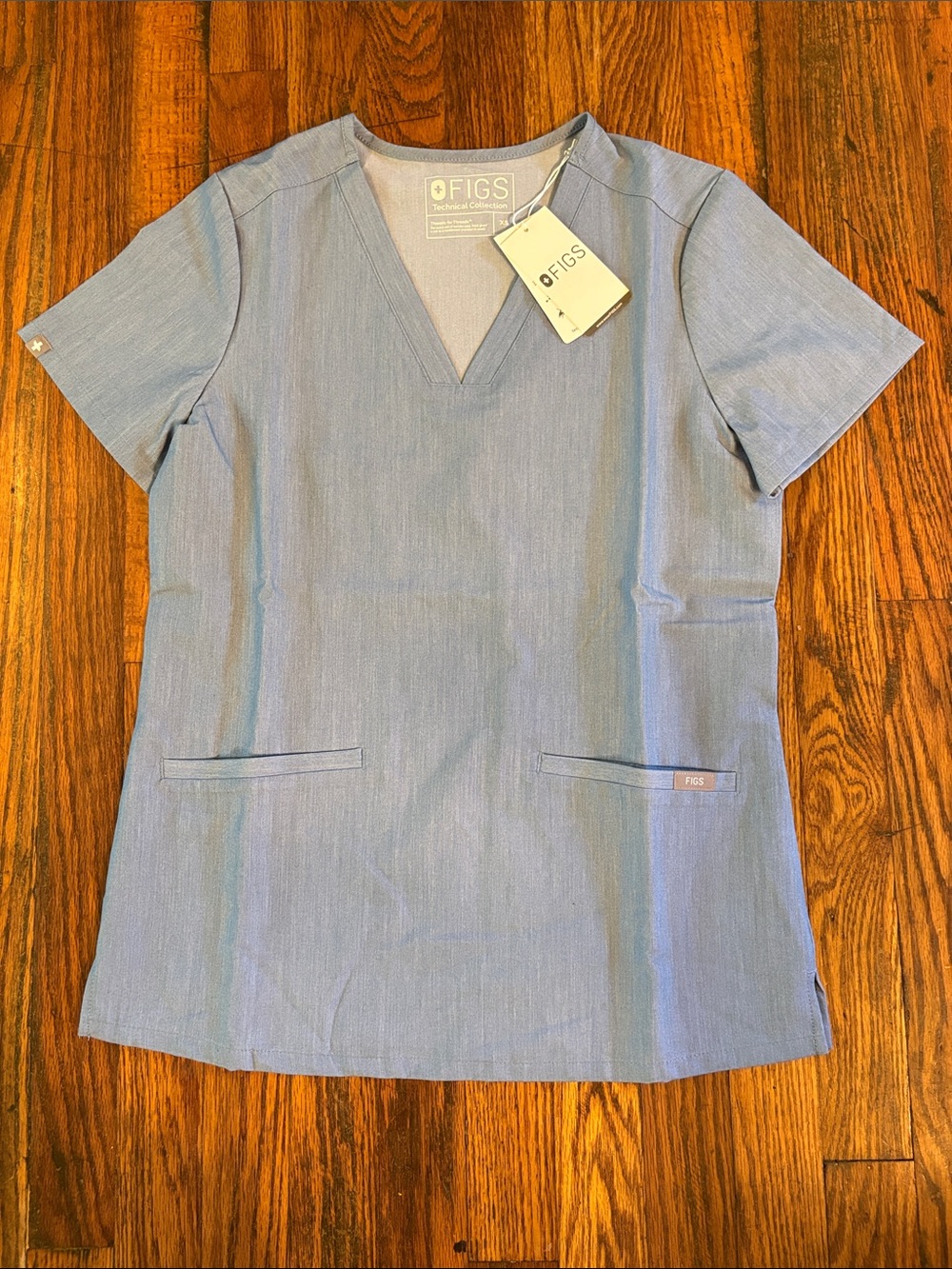 🎉NWT! Figs Women's Casma Three Pocket V-Neck Scrub Top in Light Blue Heathered!